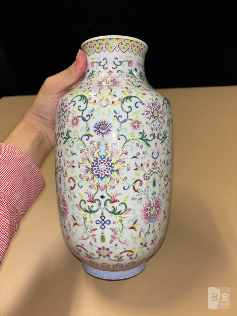 清道光 洋彩缠枝西番莲纹灯笼瓶 - 图4